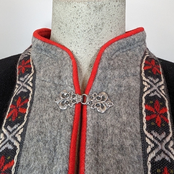 Norwegian Heimdall black Handcrafted wool cape by Kari G - Picture 10 of 17